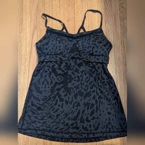 Black cheetah Lululemon tank top with built in sports bra, size 6 - Picture 2 of 3